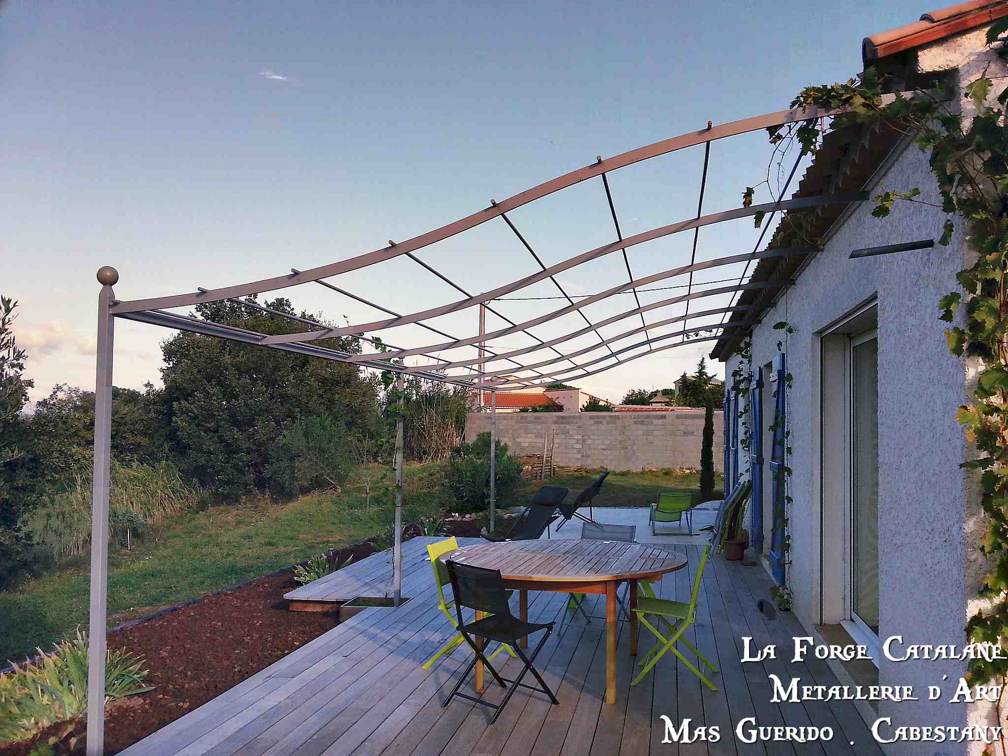 Pergola terrasse demi chapeau gendarme fer Forge Catalane Cabestany.jpg